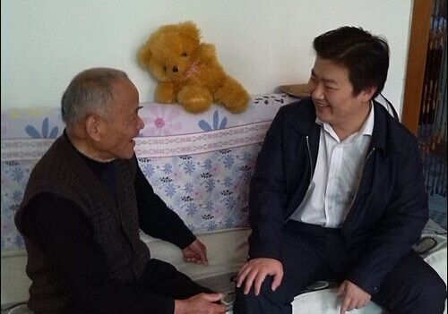 周密看望老干部