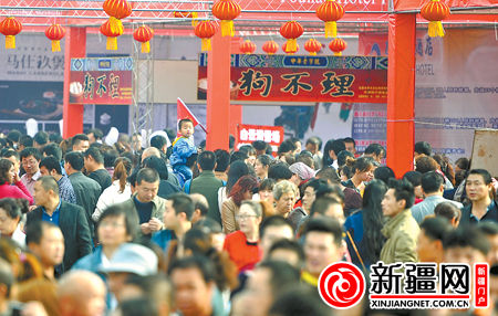 10月26日，美食文化节现场，一名坐在家人肩头的小朋友正在观望涌动的人潮。