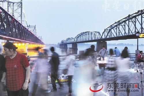 　　中朝边境小城——丹东，由于鸭绿江大桥和毗邻朝鲜，每天吸引着大批海内外游人前来旅游观光