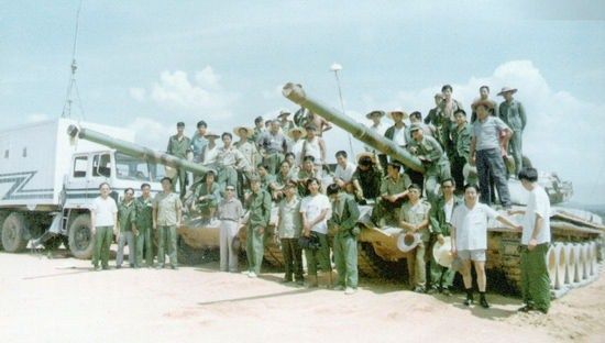 99式坦克参试人员与坦克合影