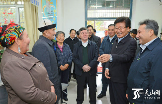 11月1日，中共中央政治局委员、自治区党委书记张春贤在阿克陶县公格尔社区调研时，与社区居民亲切交谈，了解社区群防群治群控的工作情况。新疆日报记者李杨摄