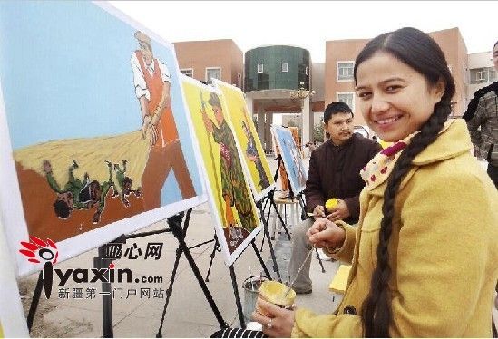 11月7日，喀什地区“去极端化”宣传教育工作推进会在疏附县举行。图为在疏附县文体活动中心，当地农民画家现场创作农民画。亚心网记者石速摄