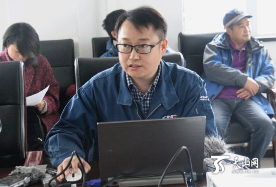 CRH5型动车组设计经理于庆斌介绍动车组情况