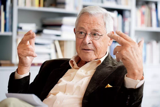 Theo Sommer，德国《时代周报》出版人，国际关系专家。1975年随德国总理施密特首次出访中国，在5次中国之行中，3次与邓小平长谈。作品有《中国牌》、《施密特传》等