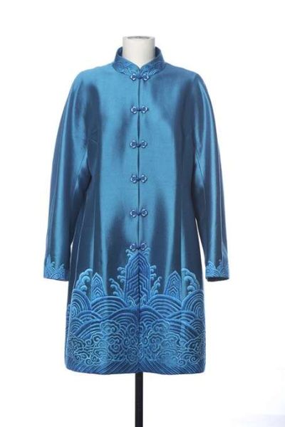 女领导人服装为立领、对襟、连肩袖，双宫缎面料、饰海水江崖纹外套。