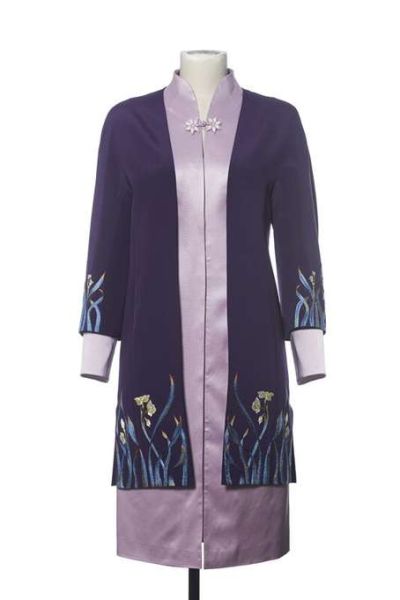 女配偶为开襟、连肩袖外套，内搭立领旗袍裙。