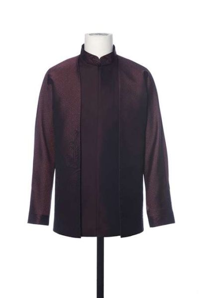 男领导人服装采取了立领、对开襟、连肩袖，提花万字纹宋锦面料、饰海水江崖纹的设计。