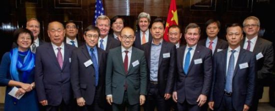 克里和中国企业家合影