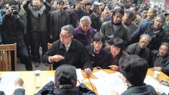 镇江市长朱晓明携区、镇多位领导干部接访引大批群众反映情况。