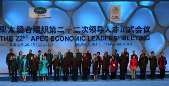 2014年11月10日晚，2014年APEC领导人欢迎宴会在北京国家游泳中心“水立方”举行。参加会议的各成员经济体领导人身着中国特色服装照全家福。