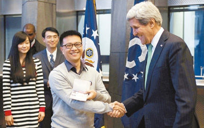 11月12日，在北京美国驻华大使馆签证处，美国国务卿克里为首批获得最长10年美国签证的中国申请人颁发新签证。新华社记者 王申摄