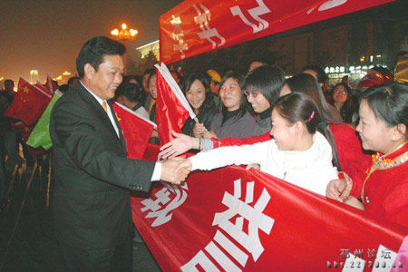 2007年李连玉接受群众夹道欢迎