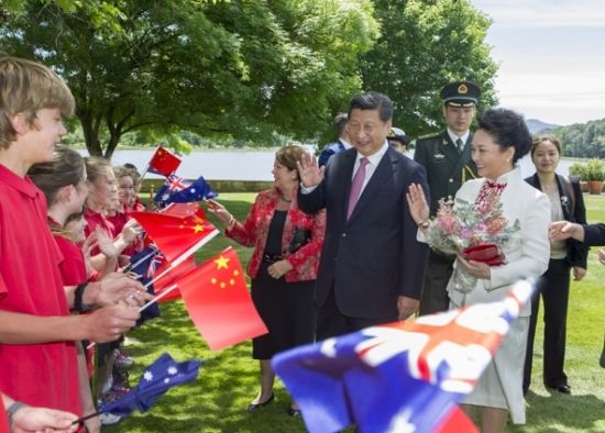 11月17日，澳大利亚总督科斯格罗夫在总督府草坪为习近平举行隆重欢迎仪式。习近平和夫人彭丽媛抵达时，受到科斯格罗夫总督夫妇热情迎接。新华社记者李学仁摄