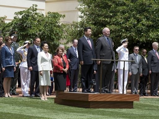 1月17日，澳大利亚总督科斯格罗夫在总督府草坪为习近平举行隆重欢迎仪式。习近平和夫人彭丽媛抵达时，受到科斯格罗夫总督夫妇热情迎接。新华社记者李学仁摄