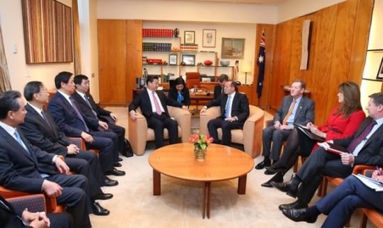 11月17日，中国国家主席习近平与澳大利亚总理阿博特在澳大利亚首都堪培拉举行会谈。新华社记者庞兴雷摄