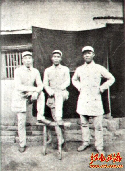 1944年9月10日，王定烈与团长齐丁根（左）、参谋长常志义（右）合影。（中红网红色图库）