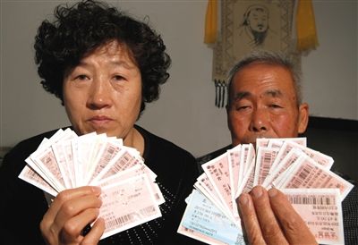 呼格吉勒图的父母，在家向记者展示这些年来为上访到北京留下的部分车票。