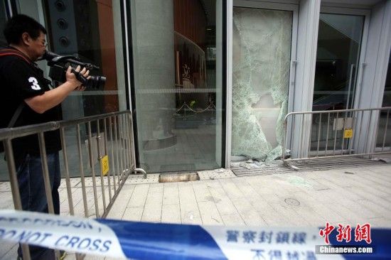 　　香港违法“占领中环”持续53天，11月19日凌晨一批激进示威者发起暴力冲击，用铁栅栏、水泥砖块砸烂特区立法会大楼玻璃。中新社发 张宇 摄