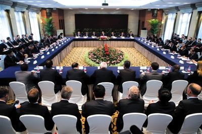 昨日，李克强与世界互联网大会代表座谈现场。新京报记者 李冬 摄