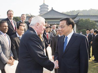 昨日，国务院总理李克强在杭州会见出席首届世界互联网大会的中外代表并同他们座谈。新华社记者 王晔 摄