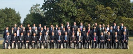 李克强与参加世界互联网大会中外代表合影。 新华社记者 王晔 摄