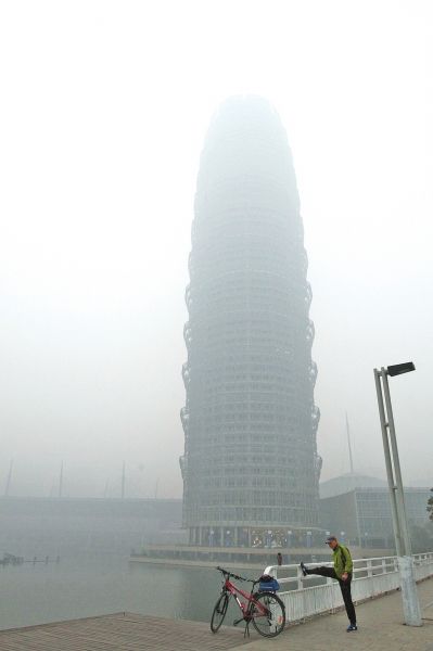 近日郑州市雾霾加重，“大玉米”近距离看也很模糊。