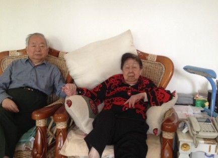 　2014年4月份，田纪云同病重的夫人李英华在一起