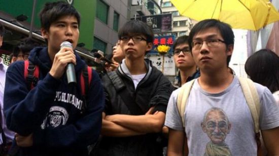 被逮捕前，学联副秘书长岑敖晖（左）与学民思潮召集人黄之锋（中）等到旺角现场观察执法过程