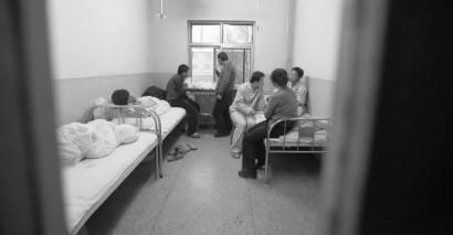 家属到病房探望，与伤者一起吃午饭 本报记者 白石 摄