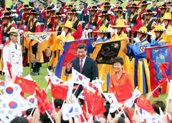 7月3日，国家主席习近平在首尔同韩国总统朴槿惠举行会谈。会谈前，朴槿惠在青瓦台总统府为习近平举行隆重欢迎仪式。 摄影 姚大伟