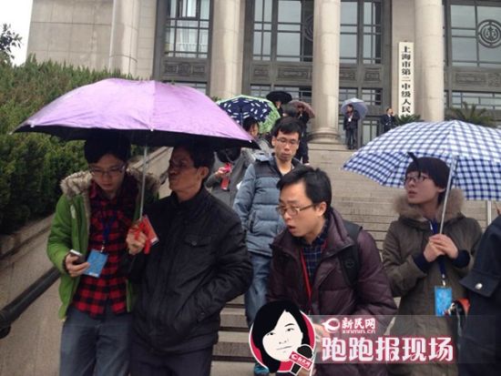 图说：2014年2月18日，复旦投毒案一审宣判，林森浩被判死刑。图为宣判后，记者追着林森浩父亲走出法院。新民网记者 胡彦珣 资料图