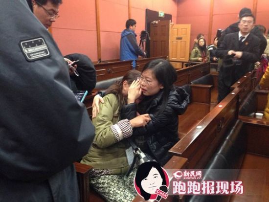 图说：2014年2月18日，复旦投毒案一审宣判，林森浩被判死刑。图为黄洋母亲在现场痛苦不已。新民网记者 胡彦珣 摄