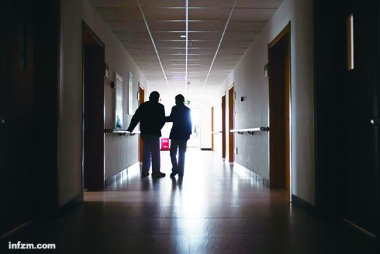 在江苏如东一家民营养老院，两位老人结伴走回房间。 （新华社记者 陈益宸/图）