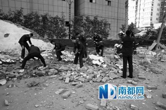 淮北同仁中学围墙倒塌事故现场。 新华社发