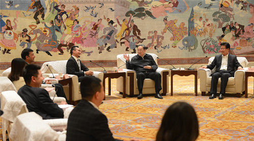  12月9日，俞正声与《我从新疆来》作者库尔班江·赛买提和书中人物代表亲切交谈。（李杨摄）