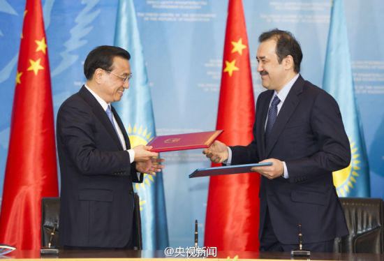 李克强与哈总理共同见证两国合作文件签署