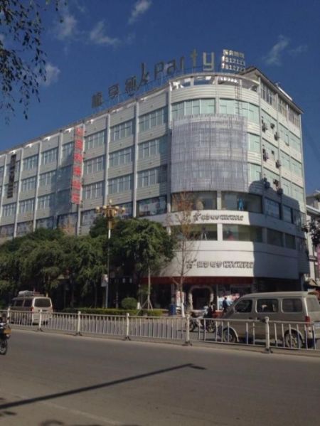 多名女生曾在当地一家KTV唱歌时，被许晓东强行带到另一个包间陪陌生男子喝酒。 澎湃新闻记者 刘兴旺 图