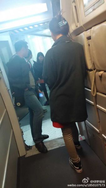 网友微博爆料乘客抵达南京后占据登机廊桥