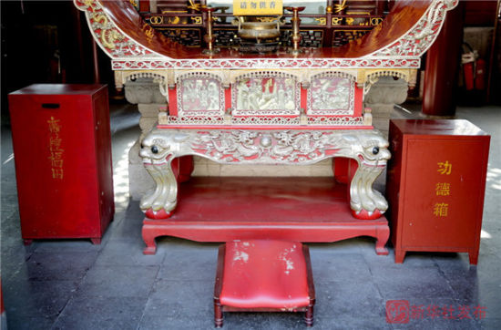 在北京潭柘寺一处大殿内，并排摆放着两个不同的功德箱。寺内僧人称，有“广种福田”字样的是僧团的，而另外一个是景区设立的（11月28日摄）。新华社发布客户端记者李德欣摄