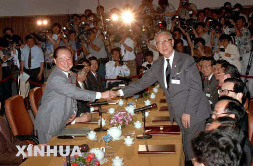 图为第一次汪辜会谈。九二共识指1992年11月，大陆的海峡两岸关系协会与台湾的海峡交流基金会就解决两会事务性商谈中如何表明坚持一个中国原则的态度问题所达成的以口头方式表达的“海峡两岸均坚持一个中国原则”的共识。