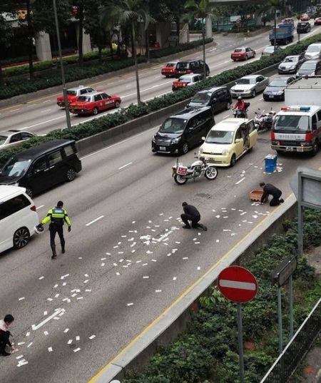 香港运钞车掉落超千万元现金