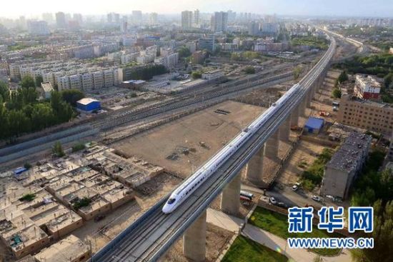 图为一列兰新高铁测试动车从新疆哈密特大桥上驶过（9月14日摄）。12月26日横贯甘肃、青海、新疆三省区，全长1777公里的兰新高铁全线开通运营。 新华社发（蔡增乐 摄）