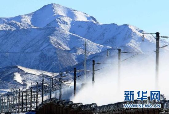 一列兰新高铁测试动车在海拔约3300米的祁连山麓疾驰（11月30日摄）。 新华社发（蔡增乐 摄）