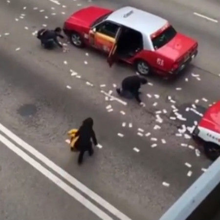 过路的出租车和私家车纷纷停车，司机和乘客跳下车捡钱（视频截图）