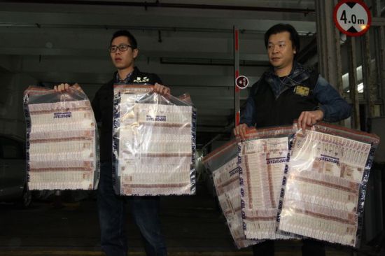 警方展示被返还的钞票