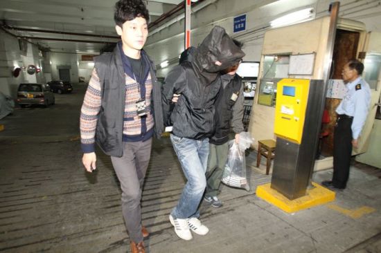 25日，香港警方拘捕首名“捡钱者”，后来又拘捕了与其一同犯案的嫌犯女友