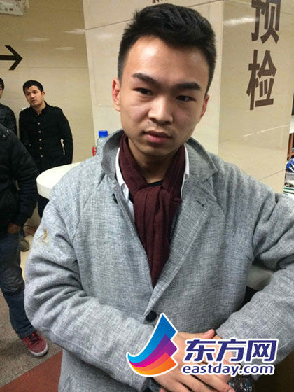 图片说明：安徽小伙吴涛将一位受伤的女子送到了医院。