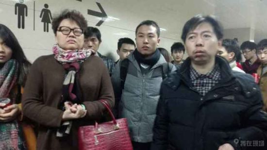 在急救室外焦急等待的伤者家属。