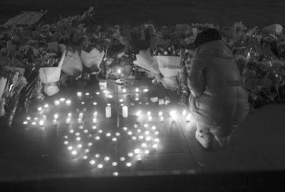市民为遇难者点上蜡烛祈祷。京华时报记者陶冉摄