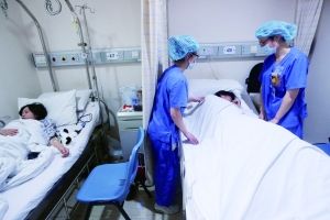 昨天，上海市瑞金医院的医护人员在病房内检查伤员。 